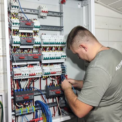Собранный электрощит с маркировкой групп после монтажа